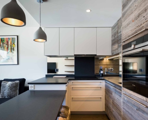 Agencement intérieur sur mesure cuisine ouverte en bois réalisé par Menuiserie Schirinzi